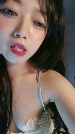 《宅男福利》夏天当然要看裸舞呀！性感美少女【白羊座】私拍各种情趣内衣淫语骚表情BGM疯狂摇臀摄人心魂 截图6