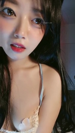 《宅男福利》夏天当然要看裸舞呀！性感美少女【白羊座】私拍各种情趣内衣淫语骚表情BGM疯狂摇臀摄人心魂 截图7