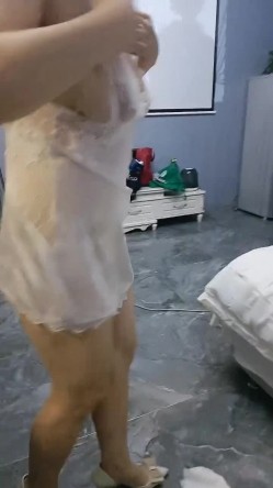 多人淫乱刺激战场激情群P，丝袜诱惑有露脸白虎逼，口交大鸡巴各种爆草各种蹂躏玩弄，淫声荡语不断精彩刺激 截图16