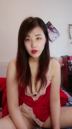 风骚的小姨子跟姐夫激情啪啪，让姐夫揉奶玩逼给狼友看，浪叫呻吟表情好骚，无套抽插骚穴干的骚逼哇哇叫刺激 截图3