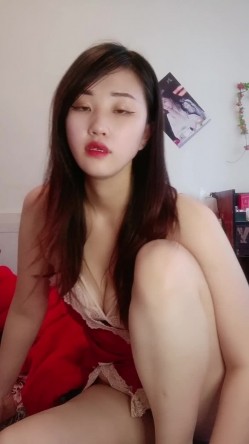 风骚的小姨子跟姐夫激情啪啪，让姐夫揉奶玩逼给狼友看，浪叫呻吟表情好骚，无套抽插骚穴干的骚逼哇哇叫刺激 截图5
