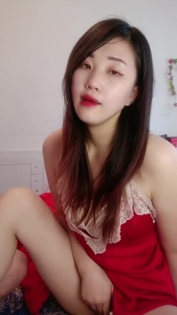 风骚的小姨子跟姐夫激情啪啪，让姐夫揉奶玩逼给狼友看，浪叫呻吟表情好骚，无套抽插骚穴干的骚逼哇哇叫刺激 截图6
