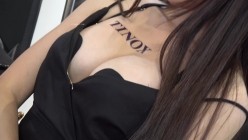 广州车展色魔摄影师各种刁钻角度偷拍 众多车模小姐姐各种不经意间的走光 截图5