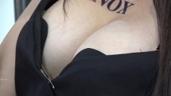 广州车展色魔摄影师各种刁钻角度偷拍 众多车模小姐姐各种不经意间的走光 截图11