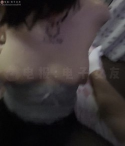 抖音反差巨乳精神小妹【沐沐不吃姜】最新啪啪福利，颜艺阿黑颜口交做爱，超级顶的奶子晃得我头晕 截图12