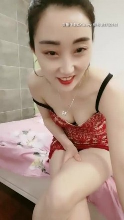 【浪逼淫妹】颜值不错美少妇灰丝高跟鞋大黑牛自慰，炮友沙发口交扣逼猛操高潮内射 截图5
