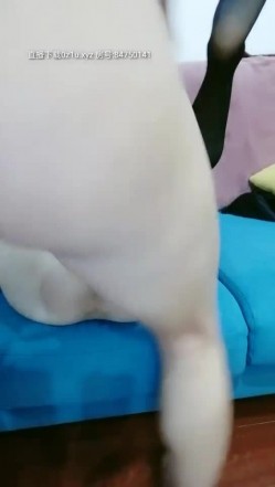【浪逼淫妹】颜值不错美少妇灰丝高跟鞋大黑牛自慰，炮友沙发口交扣逼猛操高潮内射 截图15