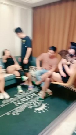 网约少妇玩7P，淫声荡语燕瘦环肥，淫乱的房间玩奶抠逼口交大鸡巴，想草哪个草哪个，轮草抽插浪荡呻吟真刺激 截图2