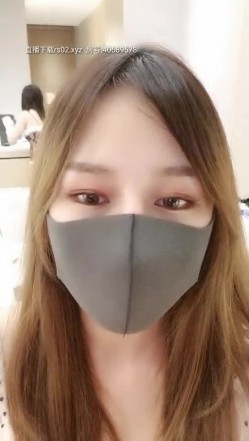 小哥的幸福生活，房间里的几个小妞黑丝情趣女仆套装无线诱惑还在打手机，跳弹自慰出白浆，激情上位爆草吃醋 截图7