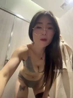️丝袜熟妇【sunny-520】韵味十足熟妇情趣丝袜户外楼道露出跳蛋黑牛疯狂喷水 截图1