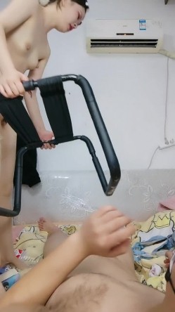 瘦小贫乳少妇，女上位无套啪啪，被满背纹身社会大哥无情摧残，对白淫荡 截图10