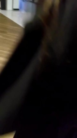 大叔周末约炮极品黑丝美少妇 不走寻常路专门找刺激在商场女厕隔间里各种高难度姿势啪啪 截图1