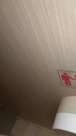 大叔周末约炮极品黑丝美少妇 不走寻常路专门找刺激在商场女厕隔间里各种高难度姿势啪啪 截图13