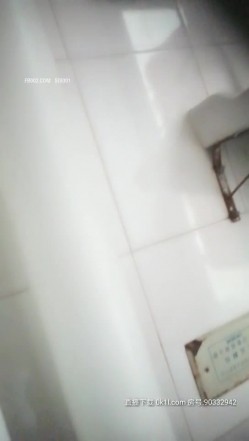 【真实偷情同事媳妇】眼镜小伙和同事媳妇乱搞，家中偷拍啪啪抠穴，野鸳鸯缠绵悱恻激情无限，高清源码录制 截图1