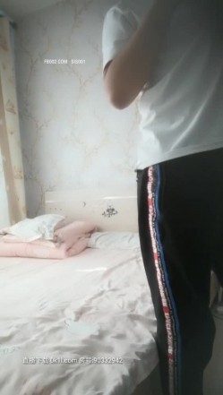 【真实偷情同事媳妇】眼镜小伙和同事媳妇乱搞，家中偷拍啪啪抠穴，野鸳鸯缠绵悱恻激情无限，高清源码录制 截图2