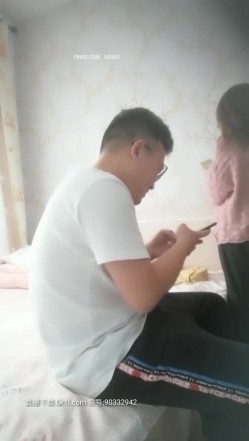【真实偷情同事媳妇】眼镜小伙和同事媳妇乱搞，家中偷拍啪啪抠穴，野鸳鸯缠绵悱恻激情无限，高清源码录制 截图3