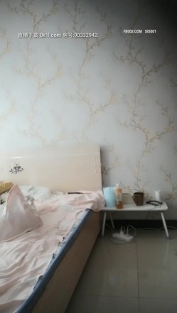 【真实偷情同事媳妇】眼镜小伙和同事媳妇乱搞，家中偷拍啪啪抠穴，野鸳鸯缠绵悱恻激情无限，高清源码录制 截图12