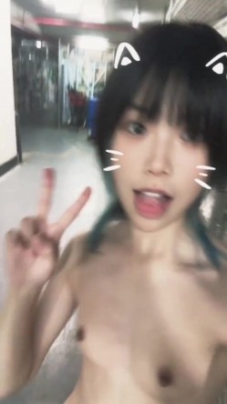 漂亮学生妹私下极度反差是个露出癖性瘾小母狗对主人忠贞不二喝尿野战露出各种刺激玩法 截图16