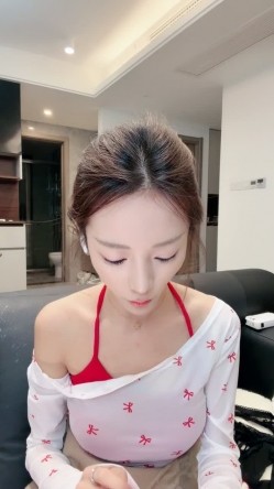 【彩色的小熊宝宝】骨感校花 人瘦奶大性感十足 魔鬼身材 奶子相当突出 超级淫荡 道具自慰 截图1