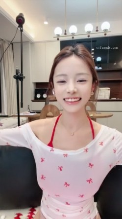 【彩色的小熊宝宝】骨感校花 人瘦奶大性感十足 魔鬼身材 奶子相当突出 超级淫荡 道具自慰 截图8