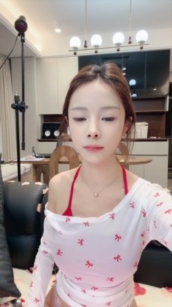 【彩色的小熊宝宝】骨感校花 人瘦奶大性感十足 魔鬼身材 奶子相当突出 超级淫荡 道具自慰 截图10