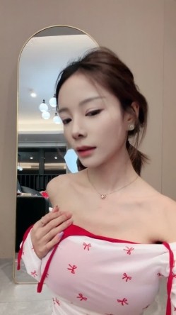 【彩色的小熊宝宝】骨感校花 人瘦奶大性感十足 魔鬼身材 奶子相当突出 超级淫荡 道具自慰 截图12