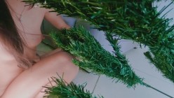 极品身材博主【MoriyaExhibit】原版4K作品，孕妇产检系列全裸制作圣诞树 截图10