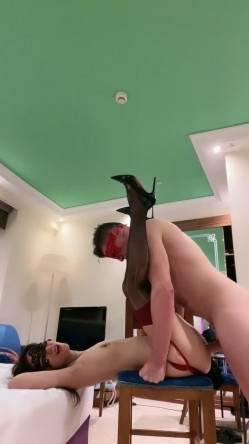 被老外大鸡巴疯狂蹂躏的国产骚人妻，丝袜高跟诱惑，淫声荡语不断，口交舔逼揉骚奶子，无套爆草精彩不要错过 截图5
