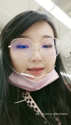 【英语老师艾拉】逼里塞跳蛋，逛家乐福超市，中途都出水了，勾搭小伙儿回家啪啪，又嗲又骚软妹子，小穴水多被啪得一塌煳涂 截图1
