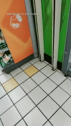 【英语老师艾拉】逼里塞跳蛋，逛家乐福超市，中途都出水了，勾搭小伙儿回家啪啪，又嗲又骚软妹子，小穴水多被啪得一塌煳涂 截图2
