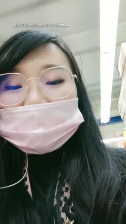 【英语老师艾拉】逼里塞跳蛋，逛家乐福超市，中途都出水了，勾搭小伙儿回家啪啪，又嗲又骚软妹子，小穴水多被啪得一塌煳涂 截图3