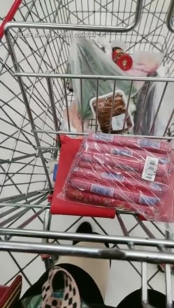 【英语老师艾拉】逼里塞跳蛋，逛家乐福超市，中途都出水了，勾搭小伙儿回家啪啪，又嗲又骚软妹子，小穴水多被啪得一塌煳涂 截图4