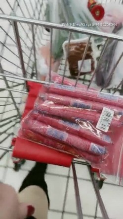 【英语老师艾拉】逼里塞跳蛋，逛家乐福超市，中途都出水了，勾搭小伙儿回家啪啪，又嗲又骚软妹子，小穴水多被啪得一塌煳涂 截图5
