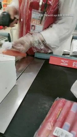 【英语老师艾拉】逼里塞跳蛋，逛家乐福超市，中途都出水了，勾搭小伙儿回家啪啪，又嗲又骚软妹子，小穴水多被啪得一塌煳涂 截图6