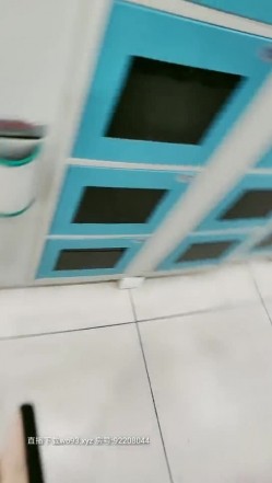 【英语老师艾拉】逼里塞跳蛋，逛家乐福超市，中途都出水了，勾搭小伙儿回家啪啪，又嗲又骚软妹子，小穴水多被啪得一塌煳涂 截图7