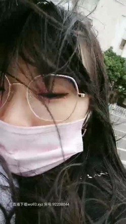 【英语老师艾拉】逼里塞跳蛋，逛家乐福超市，中途都出水了，勾搭小伙儿回家啪啪，又嗲又骚软妹子，小穴水多被啪得一塌煳涂 截图9
