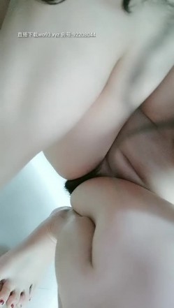 【英语老师艾拉】逼里塞跳蛋，逛家乐福超市，中途都出水了，勾搭小伙儿回家啪啪，又嗲又骚软妹子，小穴水多被啪得一塌煳涂 截图15