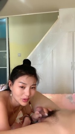 风骚御姐的温柔，全程露脸口交大鸡巴，深喉舔弄无毛白虎逼自慰喷尿给狼友看，淫语互动撩骚激情上位后入抽插 截图8
