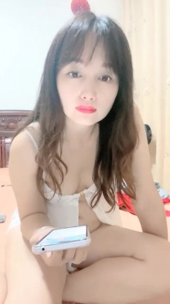 乡村美少妇，【甜甜小少妇】，户外顶着大太阳，开车找找刺激，逼里塞跳蛋 截图9