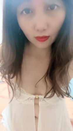 乡村美少妇，【甜甜小少妇】，户外顶着大太阳，开车找找刺激，逼里塞跳蛋 截图12