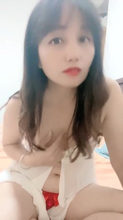 乡村美少妇，【甜甜小少妇】，户外顶着大太阳，开车找找刺激，逼里塞跳蛋 截图13