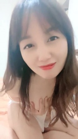 乡村美少妇，【甜甜小少妇】，户外顶着大太阳，开车找找刺激，逼里塞跳蛋 截图14