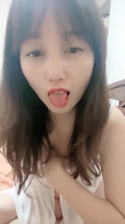 乡村美少妇，【甜甜小少妇】，户外顶着大太阳，开车找找刺激，逼里塞跳蛋 截图15
