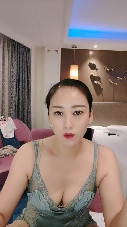 风韵犹存邻家-阿姨- 联想到她穿着睡衣的样子太美了，骚穴是真饥渴，摸下就湿完了，自慰大声淫叫！ 截图2