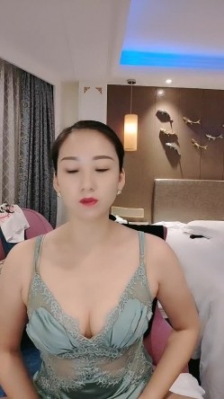 风韵犹存邻家-阿姨- 联想到她穿着睡衣的样子太美了，骚穴是真饥渴，摸下就湿完了，自慰大声淫叫！ 截图3