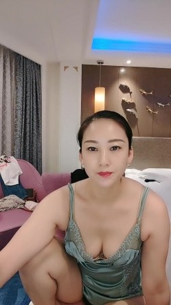 风韵犹存邻家-阿姨- 联想到她穿着睡衣的样子太美了，骚穴是真饥渴，摸下就湿完了，自慰大声淫叫！ 截图7