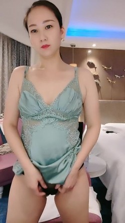 风韵犹存邻家-阿姨- 联想到她穿着睡衣的样子太美了，骚穴是真饥渴，摸下就湿完了，自慰大声淫叫！ 截图11
