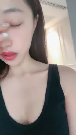 重磅推荐！刚下海 让人眼前一亮的重庆某公司职员骚货女神【首次做爱秀就被内射】妹子身材非常棒，老公一边吃奶一边无套操她 截图5