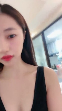 重磅推荐！刚下海 让人眼前一亮的重庆某公司职员骚货女神【首次做爱秀就被内射】妹子身材非常棒，老公一边吃奶一边无套操她 截图6
