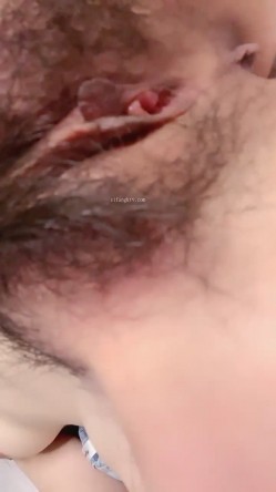 重磅推荐！刚下海 让人眼前一亮的重庆某公司职员骚货女神【首次做爱秀就被内射】妹子身材非常棒，老公一边吃奶一边无套操她 截图13